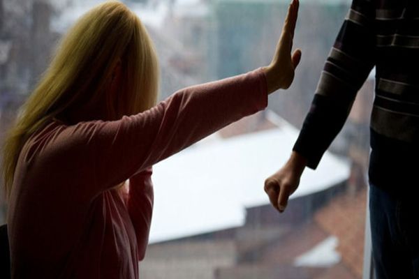 Dâmbovița. Tânără de 22 de ani, lovită cu brutalitate de concubinul său