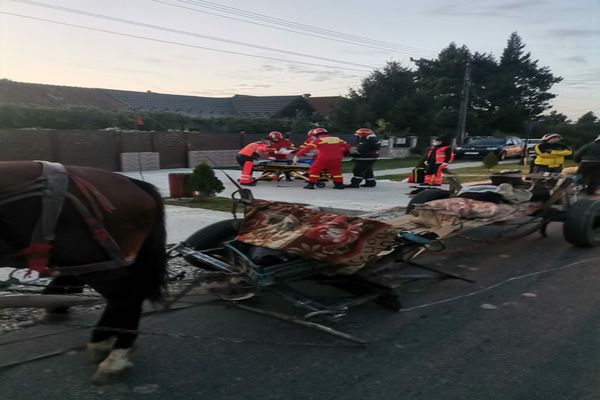 Coliziune între un autoturism și o căruță în Valea Mare. Două persoane au ajuns la spital