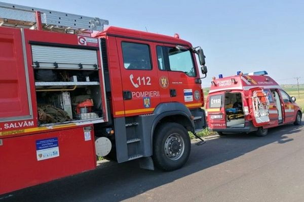 Coliziune violentă între trei autoutilitare în Dâmbovița. Două persoane au fost rănite