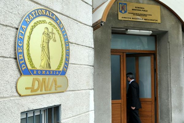 Comisar șef din Poliția Română, trimis în judecată pentru luare de mită. A comis fapta când era angajat al DNA 