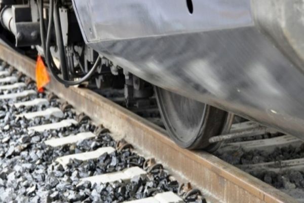 Accident feroviar violent în Dâmbovița! Autoturism lovit de tren