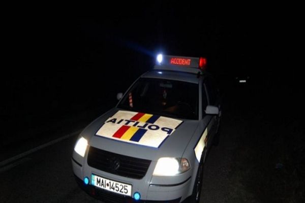 Dâmbovița: Un tânăr a intrat cu mașina în gardul unui imobil, după ce nu a oprit la semnalele polițiștilor
