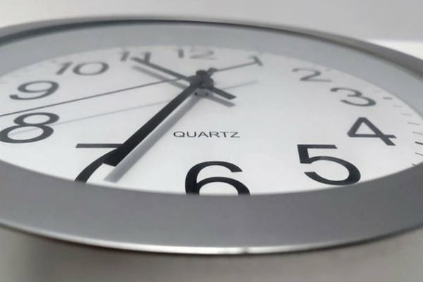 România trece în această noapte la ora de iarnă