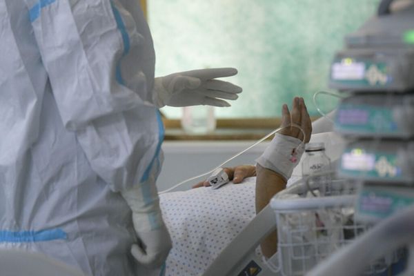 Pacienții de Covid-19 care nu au loc în saloane sunt tratați pe holurile spitalelor! E criză majoră în instituțiile medicale din România! 