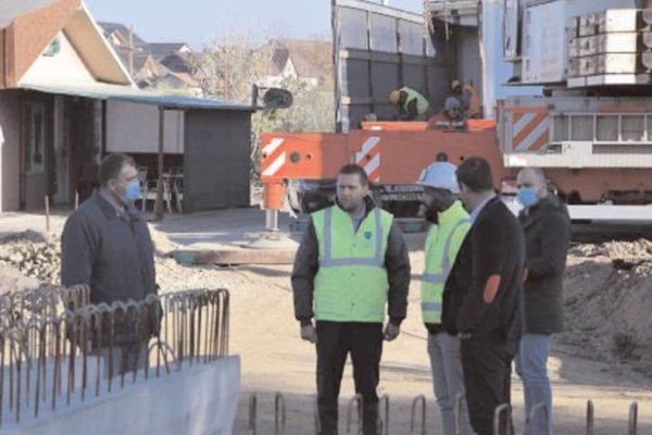  Se lucrează la podul peste pârâul Racovița, la Băleni