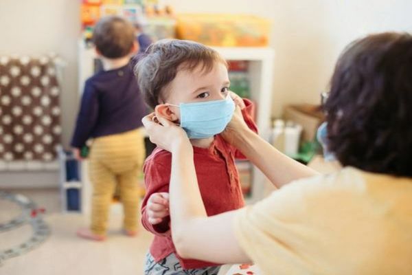 Veste bună pentru părinți: Creșele nu se închid! Se suspendă activitatea în școli, grădinițe și after school-uri începând de luni