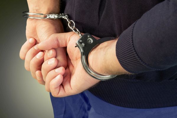 Trei tineri din Dâmbovița, reținuți după ce au pătruns fără drept în curtea unui bărbat de 51 de ani