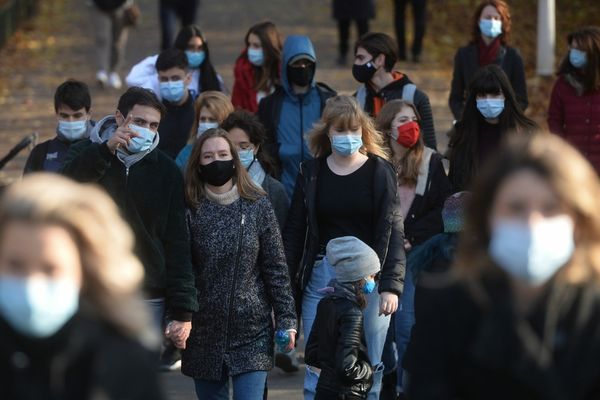 Se introduce carantina de noapte și masca în aer liber devine obligatorie la incidența peste 6