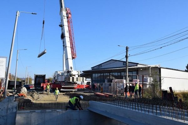 Dâmbovița. Lucrările la podul peste pârăul Racovița se derulează în ritm susținut