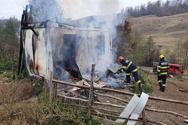 Stână de la marginea orașului Moreni, cuprinsă de flăcări! 