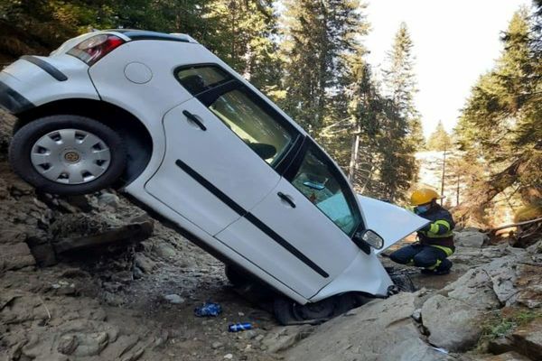 Două persoane au fost transportate de urgență la spital după ce s-au răsturnat cu mașina într-o prăpastie din Munții Bucegi