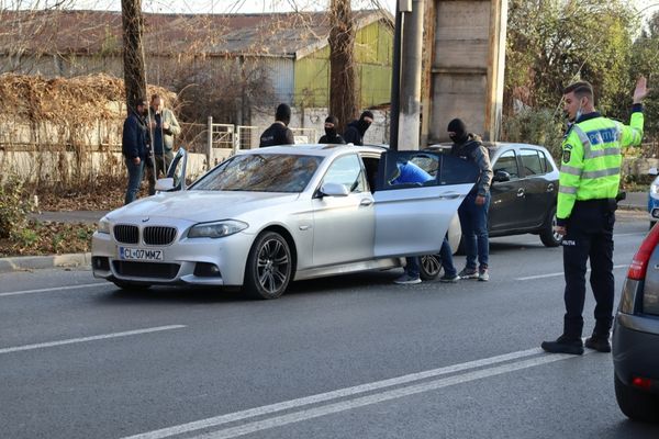 Percheziții în trei județe la la traficanți internaționali de droguri. Drogurile erau trimise prin firme de curierat