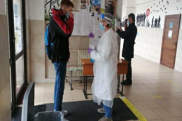 Multe cadre didactice vor refuza să facă testarea elevilor pentru Covid. Sindicaliștii cer testarea copiilor în familie 