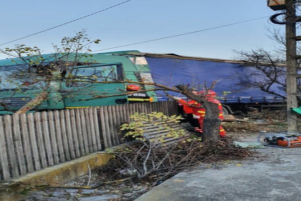 Dâmbovița: Un șofer care a intrat cu TIR-ul într-un gard. a fost transportat de urgență la spital