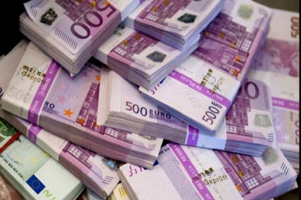 Amenzi de până la 50.000 de lei pentru cei care nu declară numerar de peste 10.000 de euro în vamă