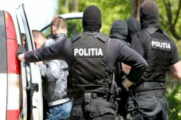 Flagrant delict şi percheziţii domiciliare în Dâmbovița şi Ilfov la traficanţii de droguri 