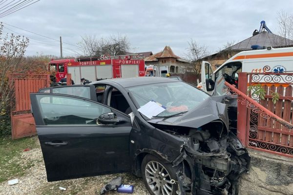 Dâmbovița. Accident violent cu trei victime. Un copil de 5 ani a fost preluat de un elicopter SMURD
