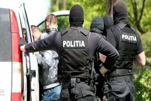 Trei tineri din Dâmbovița, reținuți de polițiști după ce au agresat un bărbat de 47 de ani