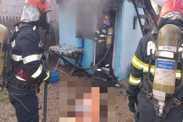Dâmbovița: Bătrân găsit mort de vecini, în casa cuprinsă de flăcări 