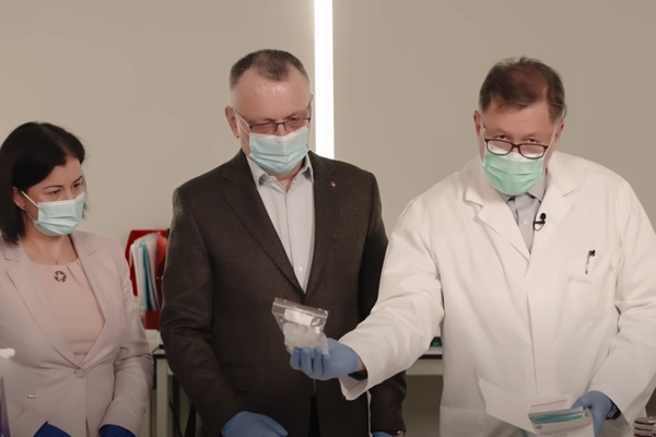 Cum se face testul de salivă al elevilor. GHID VIDEO cu cu Alexandru Rafila și Sorin Cîmpeanu