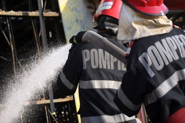 O casă din localitatea Braniștea a fost cuprinsă de flăcări. S-a acționat cu trei autospeciale de intervenție pentru stingerea incendiului