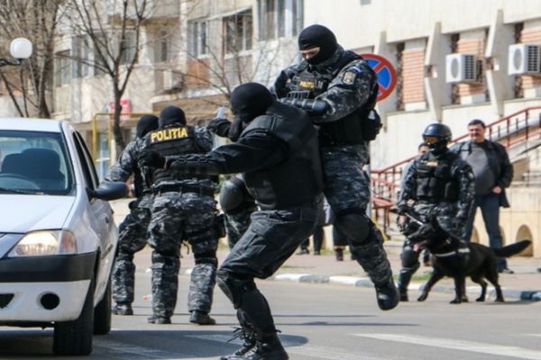 Poliţiştii, instrucție dură cu profesioniști de la Forţele Speciale! 