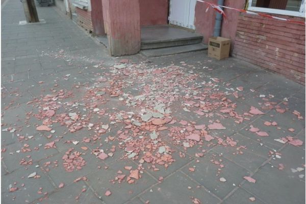 Târgovişte. Bucăți de tencuială desprinse de pe un bloc. Au intervenit pompierii