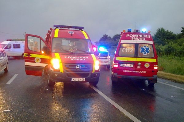 Microbuz cu călători lovit în plin de un autoturism al cărui șofer a intrat în depășire fără să se asigure. Nouă persoane au fost rănite, dintre care una grav