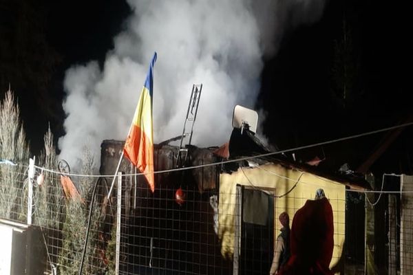 Casă distrusă de flăcări pe Valea Dâmboviței