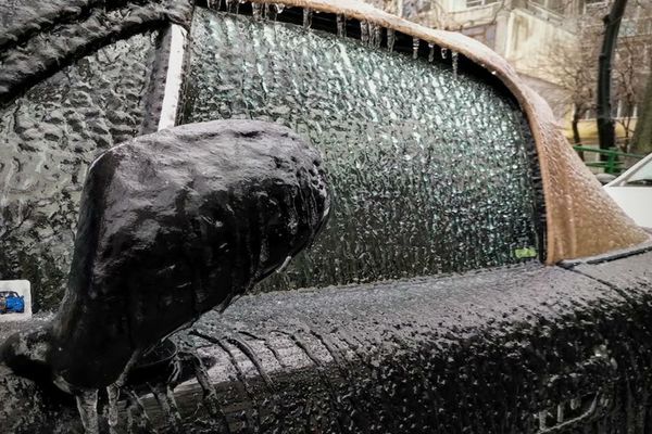 Cod galben de burniţă şi polei în judeţele Prahova, Ilfov şi Dâmboviţa, duminică seara 