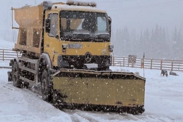 Utilajele de deszăpezire intervin în zona montană din Dâmbovița