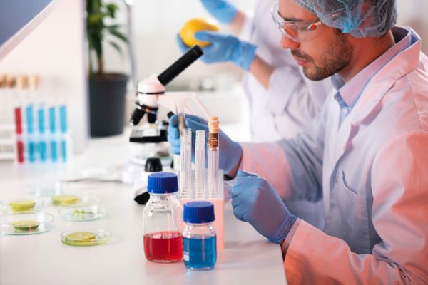 CULISELE STATULUI PARALEL. Anticorpii monoclonali, șansa la viață