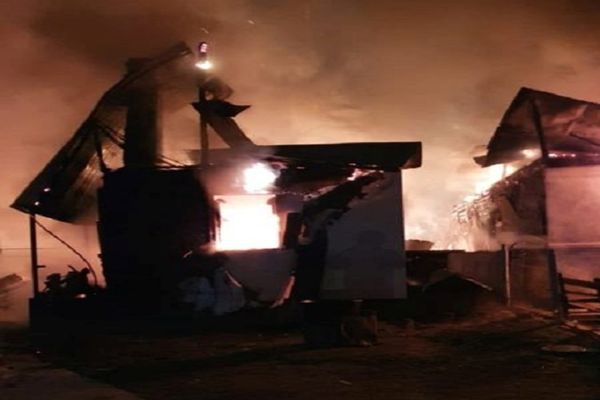 Incendiu violent într-o gospodărie din Dâmbovița! O persoană a suferit arsuri grave, iar alta a făcut atac de panică