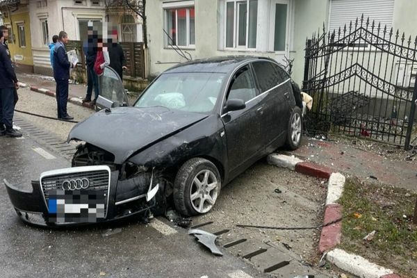 Accident violent în Dâmbovița! Două mașini avariate, un stâlp de electricitate rupt și un contor de gaze distrus