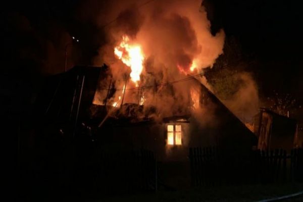 Casă în flăcări în municipiul Moreni! Se intervine cu trei autospeciale de stingere