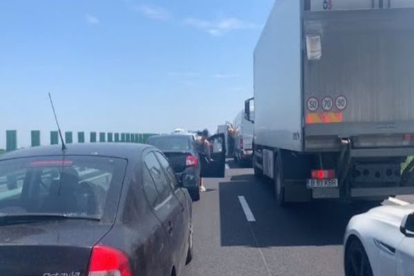 Circulaţie îngreunată pe Autostrada A1 Bucureşti- Piteşti din cauza unui TIR răsturnat pe partea carosabilă
