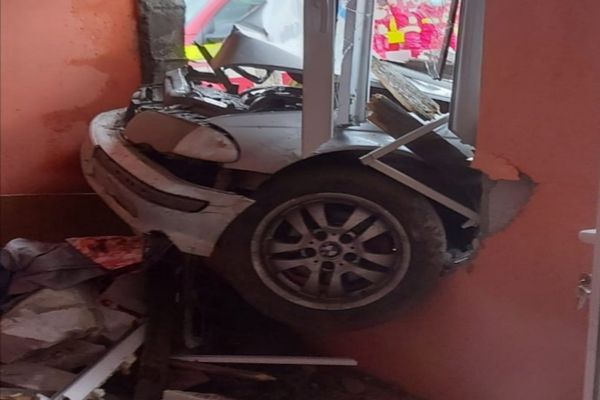 Dâmbovița: Un autoturism s-a oprit în peretele unei case! Șoferul a făcut atac de panică