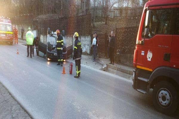 Autoturism răsturnat pe o parte în municipiul Moreni. Pompierii au acordat îngrijiri medicale şoferului la faţa locului