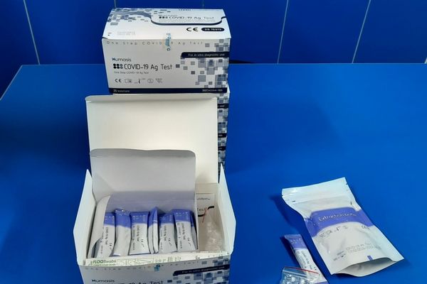 10.000.000 de teste de salivă vor fi recepționate astăzi și distribuite inspectoratelor școlare 