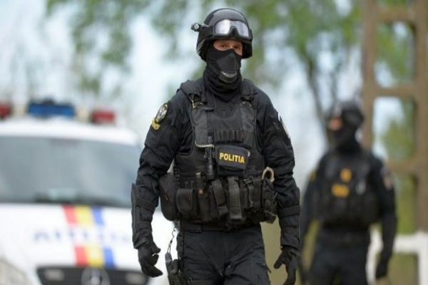 Percheziții în Prahova şi Dâmboviţa la o rețea de escroci
