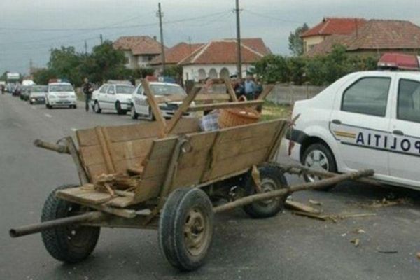 Dâmbovița: Impact violent între o căruță și un autoturism. O persoană a fost rănită