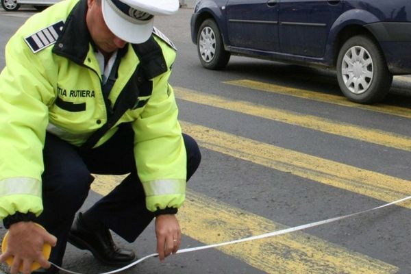 Dâmbovița: Un șofer beat a lovit un pieton, a fugit de la locul accidentului, iar apoi s-a oprit cu mașina într-un gard