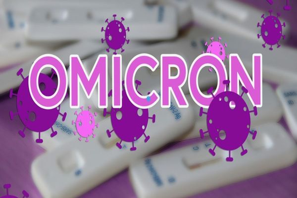 Vezi care sunt simptomele variantei Omicron și cine riscă să ajungă la spital 