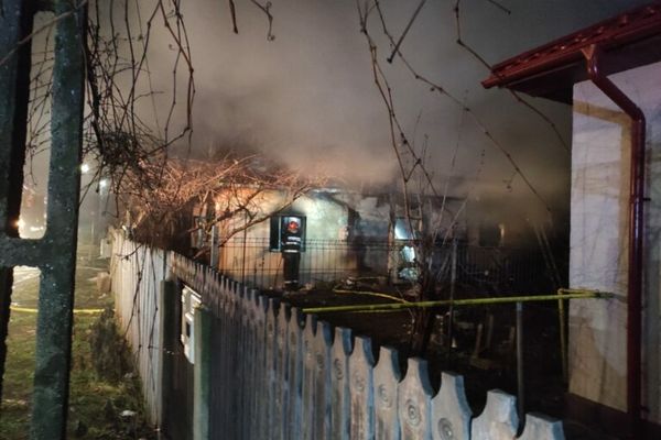Pompierii dâmbovițeni  au intervenit noaptea trecută pentru stingerea a două incendii. O persoană a făcut atac de panică