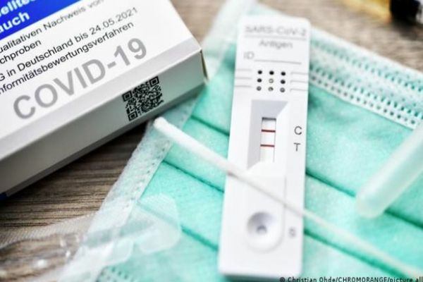 Elevii se reîntorc de luni la şcoală. Ce se întâmplă cu testele de salivă pentru depistarea coronavirusului