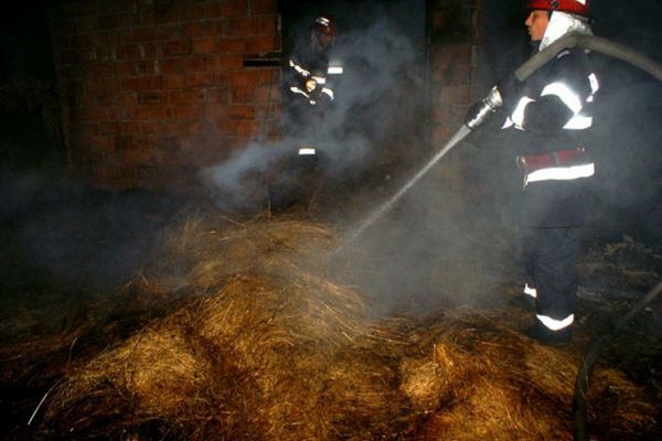 Tone de plante furajere, mistuite de flăcări în localitatea Glodeni Vale