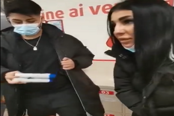 Dâmbovița: Doi tineri, prinşi încercând să fure produse de îngrijire personală dintr-un supermarket- VIDEO