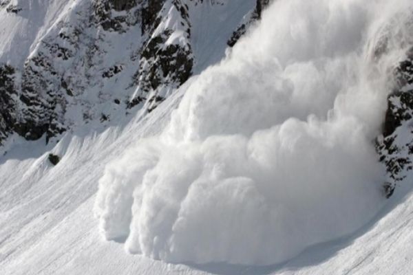 Risc însemnat de avalanșe în Bucegi. La munte este așteptat un nou val de ninsori 