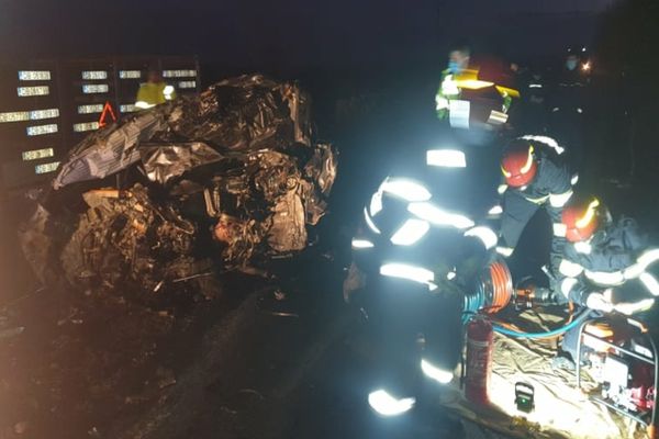 Impact devastator între un camion şi un BMW, pe DN 72. O persoană a decedat pe loc