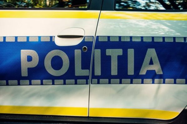 Dâmboviţa. Polițist atacat cu un cuțit de un bărbat bolnav psihic! S-au tras mai multe focuri de armă